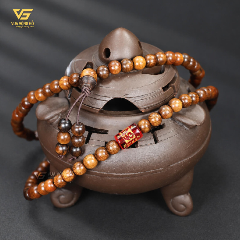 Vòng gỗ Bách Xanh 108 hạt cùng Lu Thống Omani, màu gỗ vàng nâu và đường vân tự nhiên