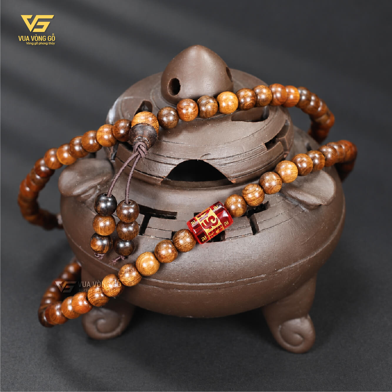 Vòng gỗ Bách Xanh 108 hạt cùng Lu Thống Omani, màu gỗ vàng nâu và đường vân tự nhiên Vòng gỗ Bách Xanh 108 hạt cùng Lu Thống Omani, màu gỗ vàng nâu và đường vân tự nhiên