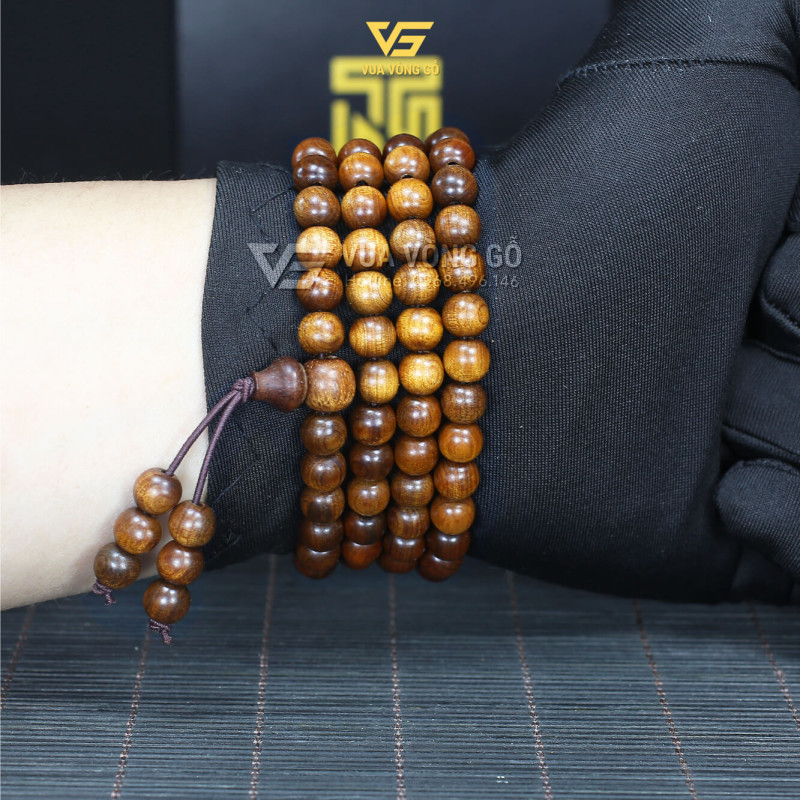 Vòng 108 hạt Bách Xanh được tiện đều, hạt tròn đẹp, dây chắc chắn, phù hợp làm phụ kiện đeo tay cao cấp.