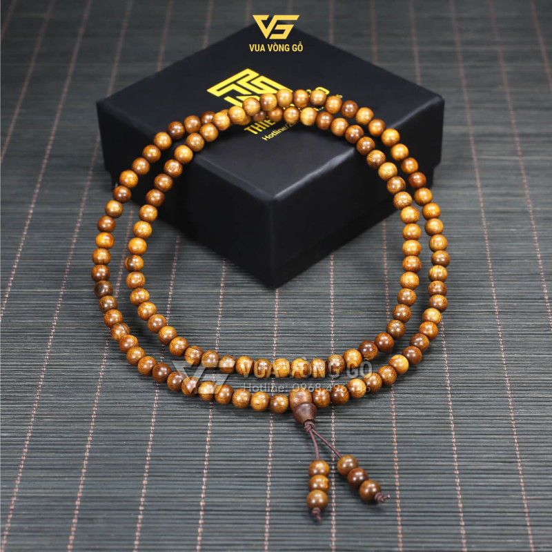 Hình ảnh vòng gỗ Bách Xanh 108 hạt nhiều góc chụp, thể hiện chất gỗ già, mùi thơm ngọt và màu sắc tự nhiên của gỗ Mộc Châu.
