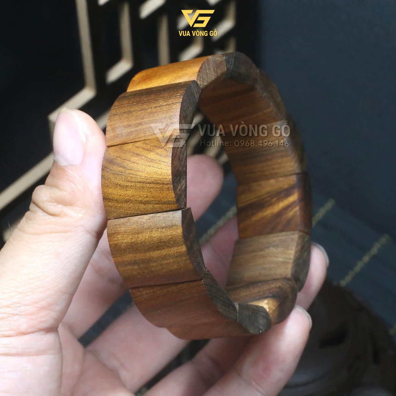 Vòng gỗ Bách Xanh bản dẹt 18x22mm để mộc tự nhiên, chế tác từ phôi gốc rễ Mộc Châu, hương thơm ngọt và bản to sang trọng.