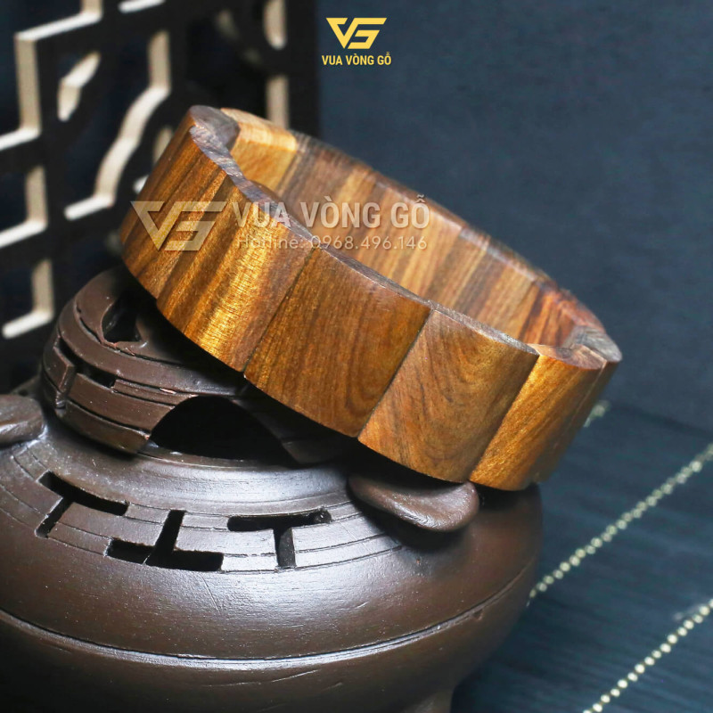 Chi tiết vòng tay Bách Xanh bản dẹt 18x22mm, các bản mài thủ công sắc nét, chất gỗ già đanh chắc và thơm tự nhiên.