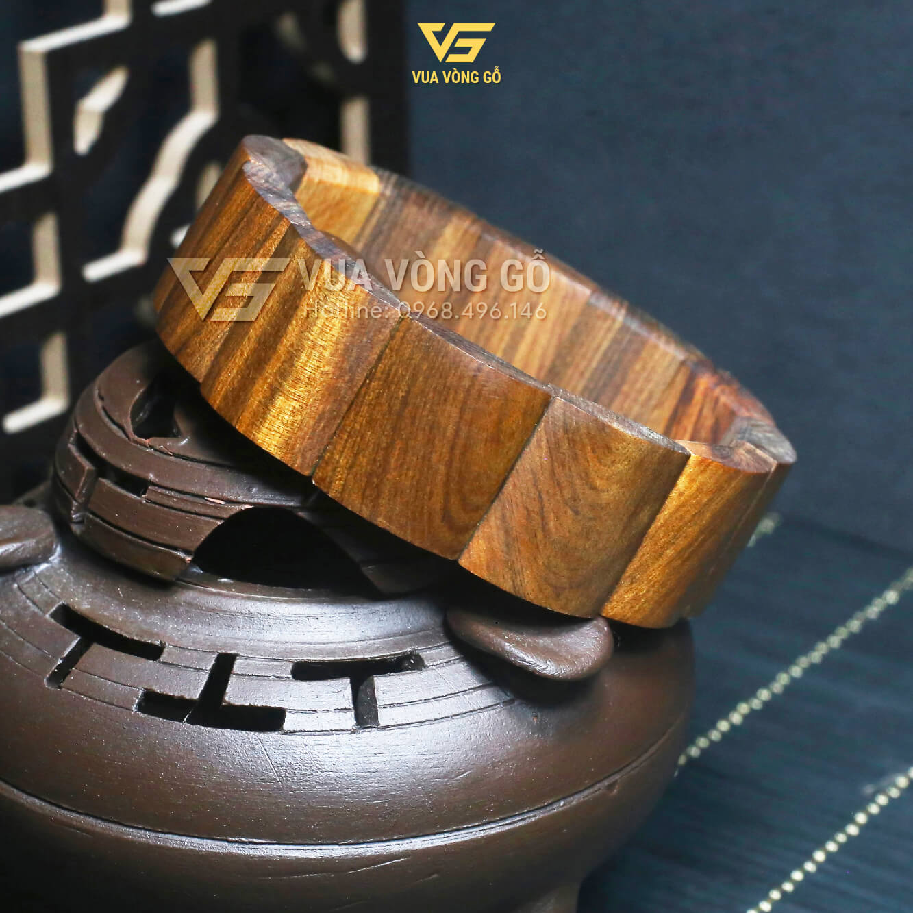 Vòng gỗ Bách Xanh Mộc Châu Bản Dẹt 18x22mm Chi tiết vòng tay Bách Xanh bản dẹt 18x22mm, các bản mài thủ công sắc nét, chất gỗ già đanh chắc và thơm tự nhiên.
