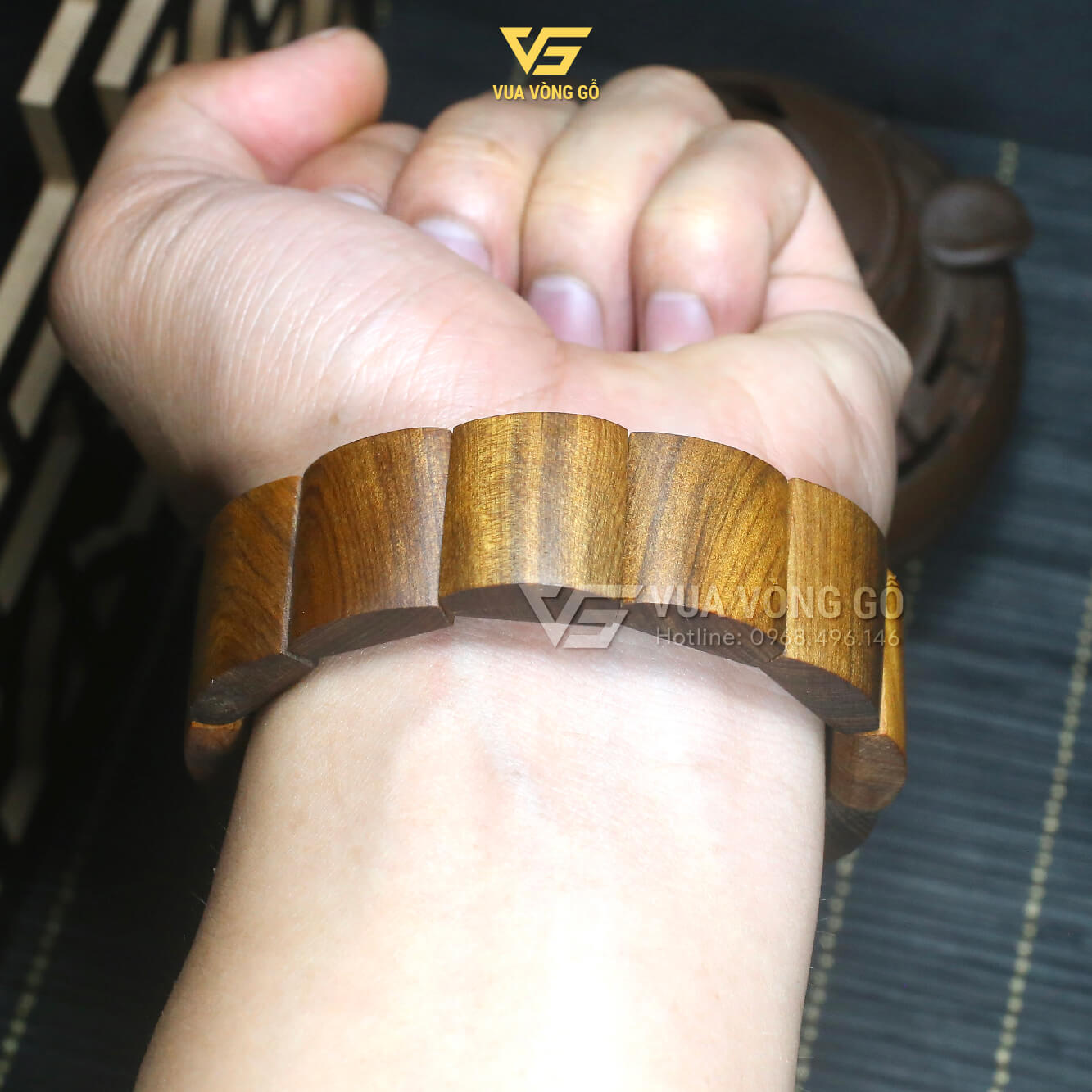 Vòng gỗ Bách Xanh bản dẹt 18x22mm khi đeo trên tay, dáng bản to nổi bật, phong cách mạnh mẽ và mộc mạc.