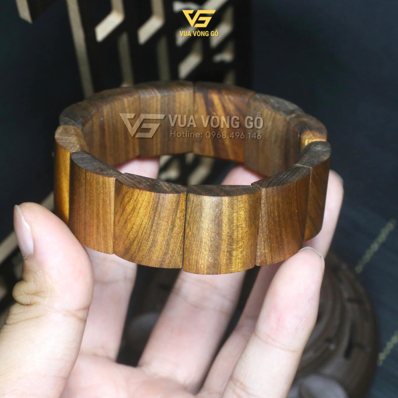 Hình ảnh cận cảnh vòng Bách Xanh bản dẹt 18x22mm, bề mặt mộc 100%, vân gỗ rõ và màu nâu vàng tự nhiên.