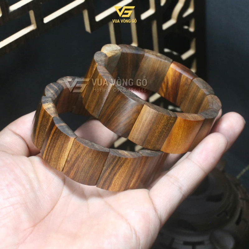 Vòng tay Bách Xanh bản dẹt 18x22mm nhiều góc chụp, thể hiện độ hoàn thiện thủ công và sự đồng nhất giữa các bản.