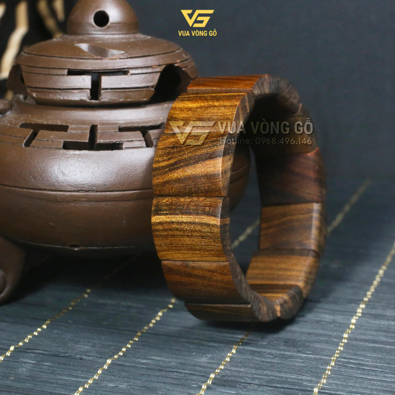 Chiếc vòng Bách Xanh bản dẹt 18x22mm được mài nhẵn từng bản, không phủ bóng, giữ nguyên hương thơm tự nhiên.