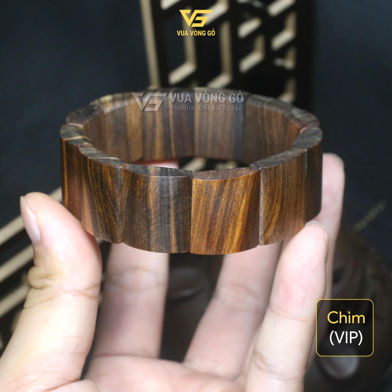 Vòng gỗ Bách Xanh Mộc Châu Bản Dẹt 18x22mm Vòng gỗ Bách Xanh bản dẹt 18x22mm phiên bản Chìm nước VIP, làm từ phôi gốc rễ già nhiều dầu, nặng tay, thơm đậm và giá trị sưu tầm cao.
