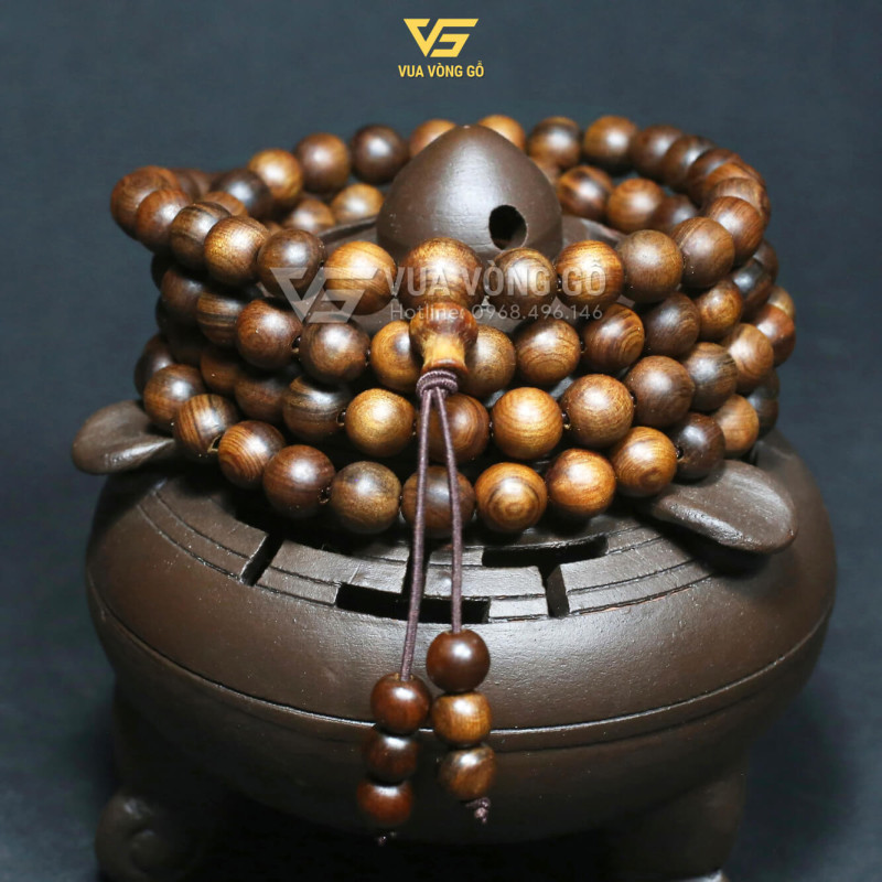 Vòng tay phong thủy Bách xanh – biểu tượng cho sự tĩnh tâm, sang trọng, giúp chiêu tài, hút vượng khí, bảo hộ bình an.