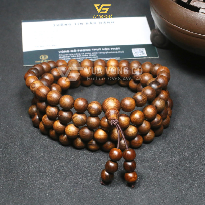 Vòng tay gỗ Bách xanh Mộc Châu 108 hạt chìm nước – chất gỗ đanh chắc, nhiều dầu, mùi thơm ngọt tự nhiên, lên nước bóng dần theo thời gian.