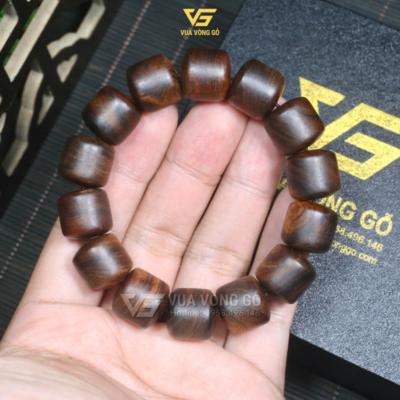 Vòng gỗ Bách Xanh Mộc Châu kiểu Lu Thống chìm nước gia công từ phôi gốc rễ già, chất gỗ đanh chắc, thơm ngọt tự nhiên
