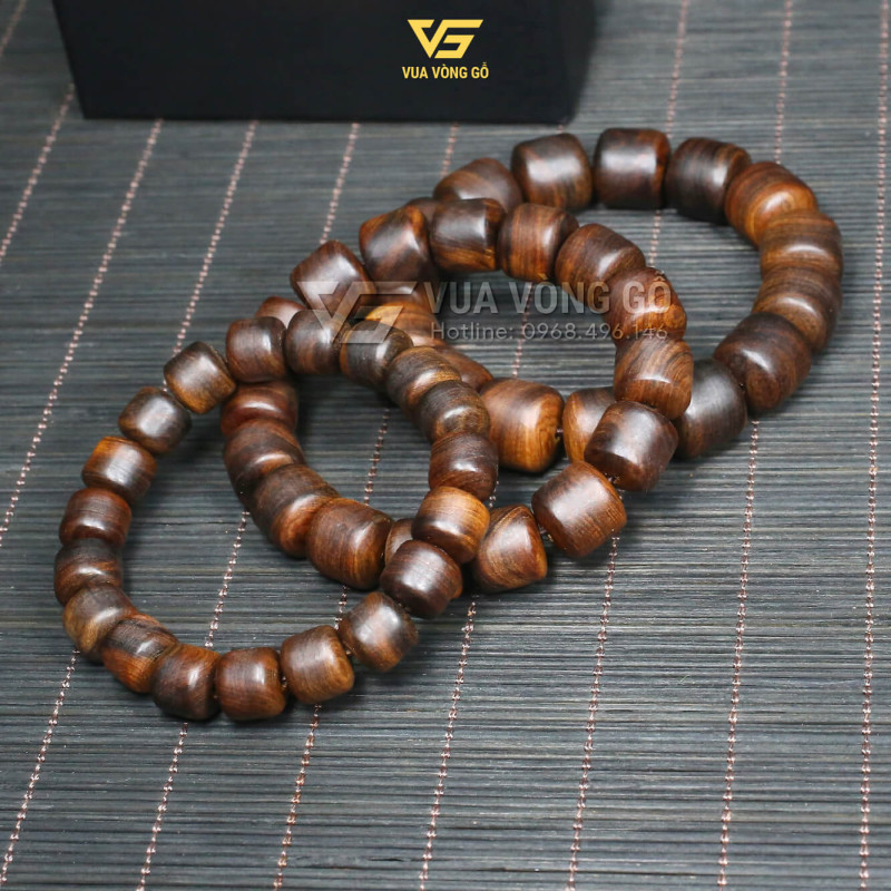 Vòng tay gỗ Bách Xanh chìm nước kiểu Lu Thống dáng thon dài, tinh tế, phù hợp cho cả Nam và Nữ
