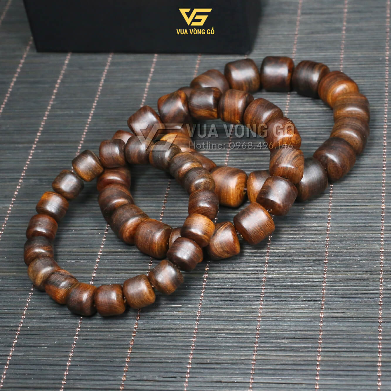 Vòng tay gỗ Bách Xanh chìm nước kiểu Lu Thống dáng thon dài, tinh tế, phù hợp cho cả Nam và Nữ