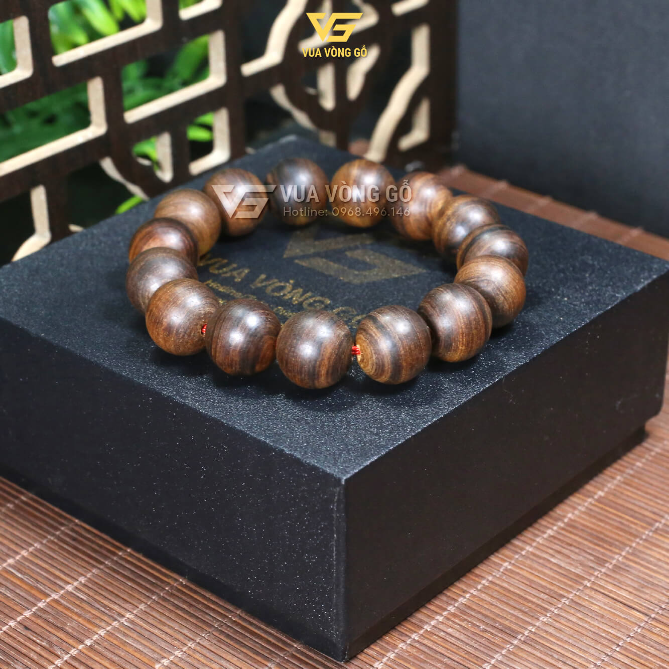 Vòng càng đeo càng lên nước bóng đẹp tự nhiên theo thời gian, do tinh dầu trong gỗ tiết ra.