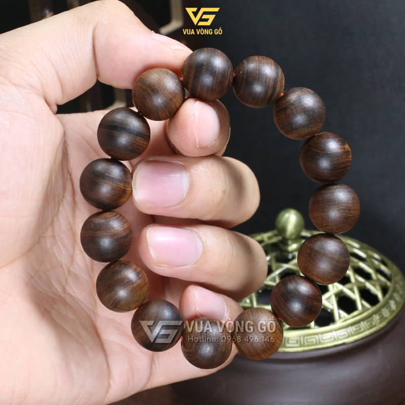 Vòng toả hương thơm ngọt đậm đặc trưng của gỗ Bách xanh Mộc Châu, dễ chịu, thư giãn khi sử dụng.
