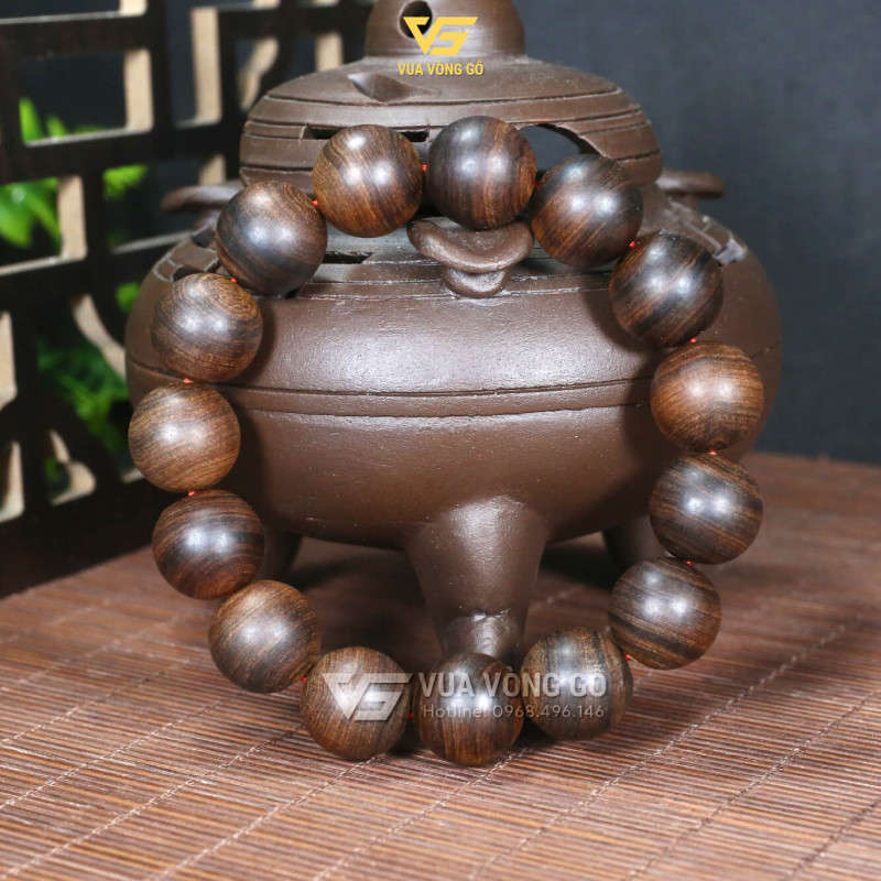 Vòng được tiện hạt tròn đều, mài ráp thủ công, giữ nguyên mộc tự nhiên 100% không sơn PU, không keo phủ.