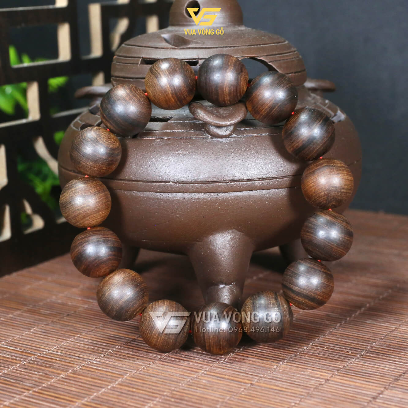Vòng được tiện hạt tròn đều, mài ráp thủ công, giữ nguyên mộc tự nhiên 100% không sơn PU, không keo phủ.