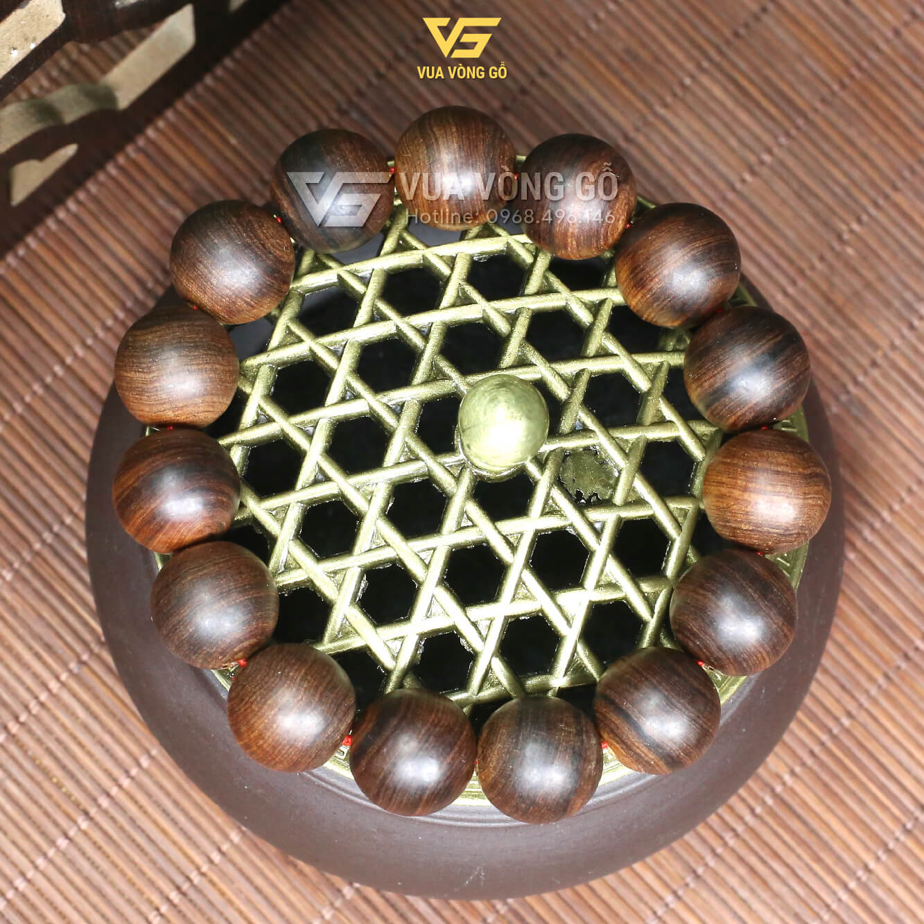 Vòng tay gỗ Bách xanh Mộc Châu chìm nước được tiện từ phôi gốc rễ già lâu năm, chất gỗ đanh chắc, nhiều dầu.