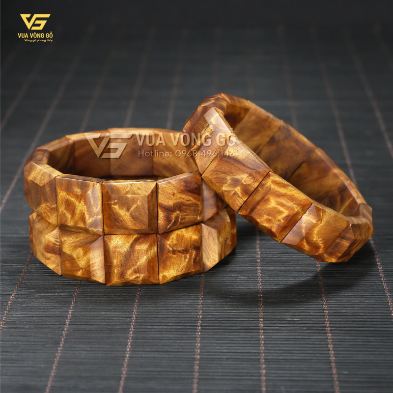Vòng gỗ Bách xanh tia chớp bản lách 18x18mm chế tác từ phôi ụ sần già Mộc Châu trên 100 năm tuổi.