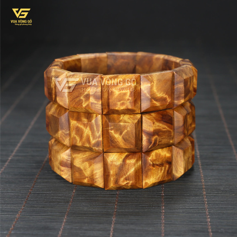 Vân tia chớp vàng óng sắc nét trên vòng gỗ Bách xanh bản lách tạo hiệu ứng ánh xạ sống động khi xoay.