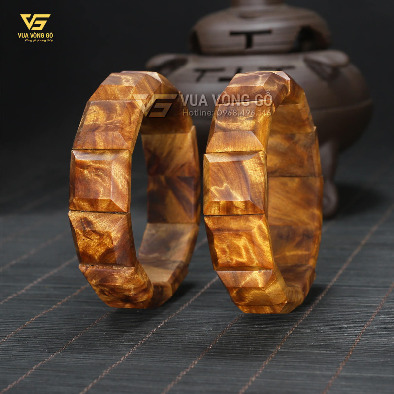 Vòng gỗ Bách xanh bản lách sở hữu mùi thơm ngọt đặc trưng, càng đeo lâu càng lan tỏa dễ chịu.