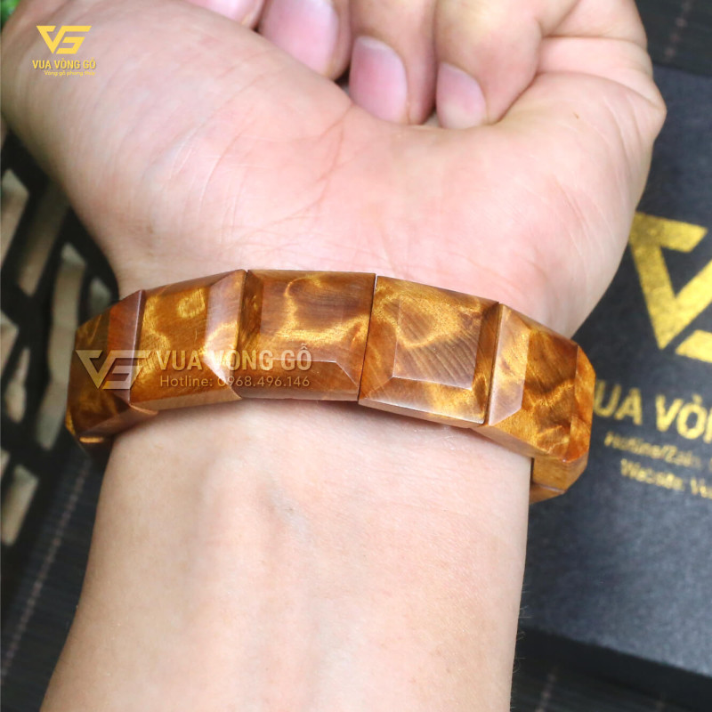 Vòng tay Bách xanh tia chớp bản lách thuộc dòng cao cấp, vừa đeo đẹp vừa tăng giá trị theo thời gian sử dụng.