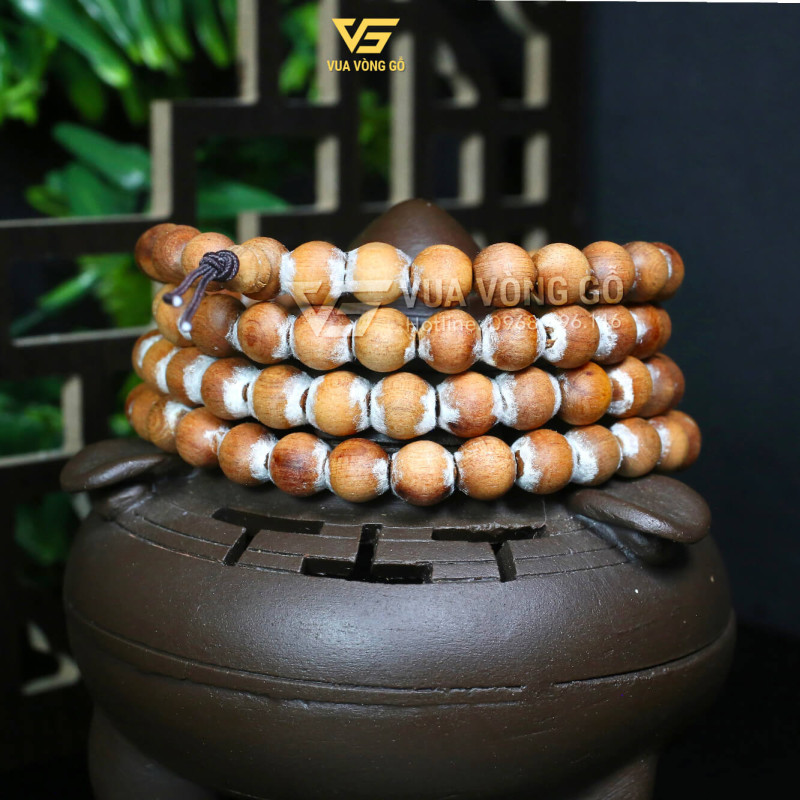 Vòng tay gỗ 108 hạt dùng trong Phật giáo, tượng trưng cho sự viên mãn và khai mở trí tuệ