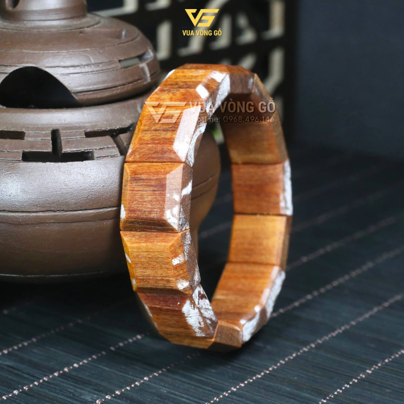 Vòng tay gỗ Hoàng Đàn tuyết Lạng Sơn bản lách vuông, chế tác từ phôi rễ già, để mộc tự nhiên không phủ bóng