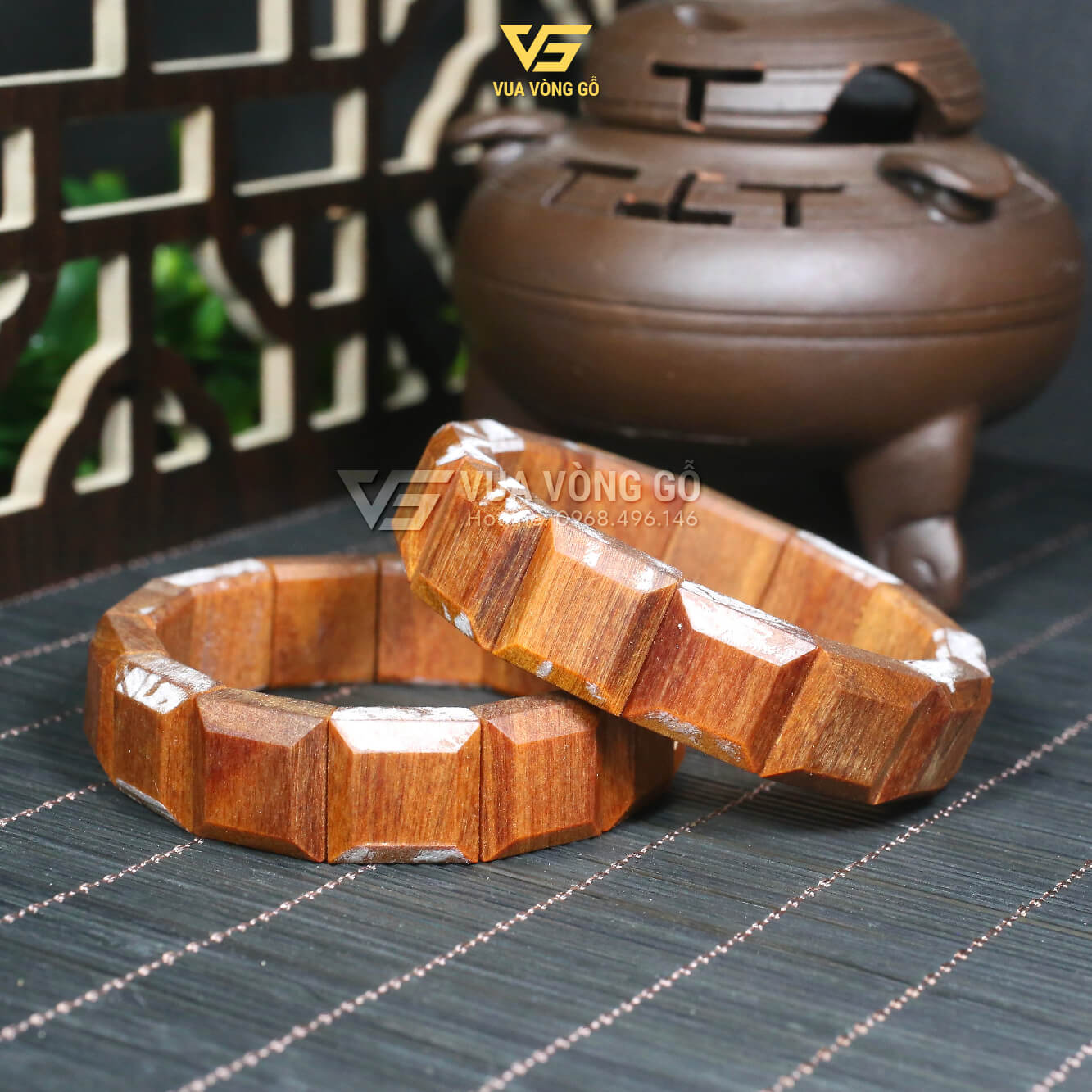 Vong-go-hoang-dan-ban-lach-07 Vòng tay gỗ Hoàng Đàn bản vuông, vân gỗ tự nhiên, màu nâu vàng đặc trưng của Hoàng Đàn tuyết