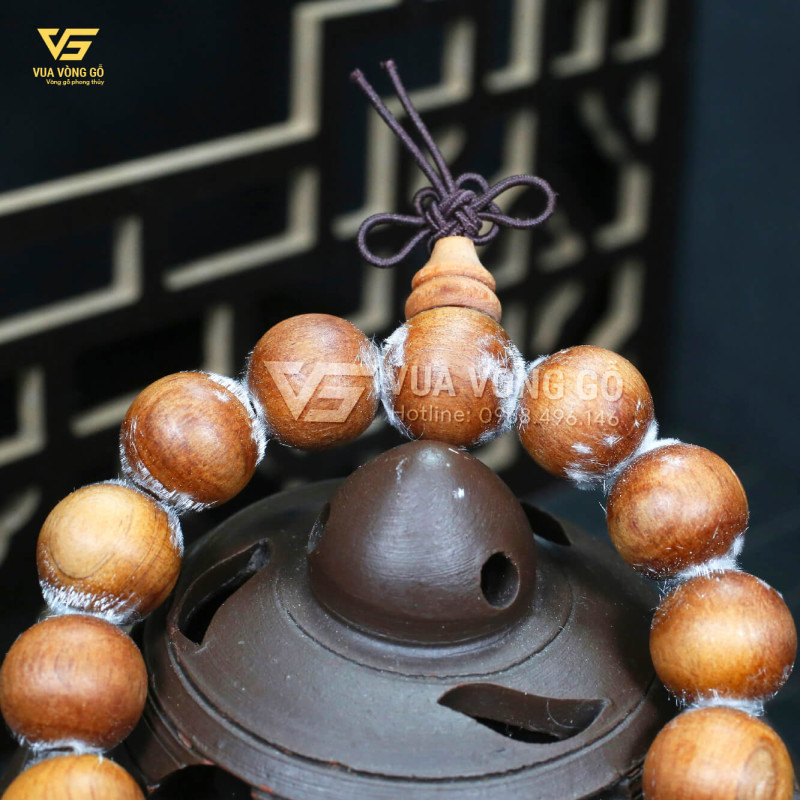 Vòng gỗ Hoàng Đàn tuyết hạt tròn thủ công từ rễ già, tỏa hương thơm tự nhiên, không PU, không đánh bóng.