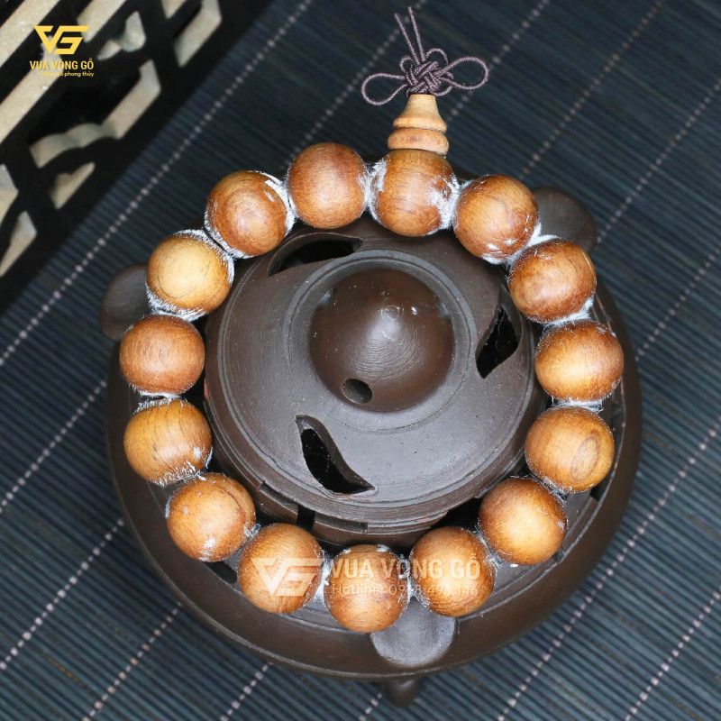 Chuỗi vòng tay gỗ Hoàng Đàn tuyết được tiện thủ công từng hạt, giữ nguyên màu gỗ mộc tự nhiên.