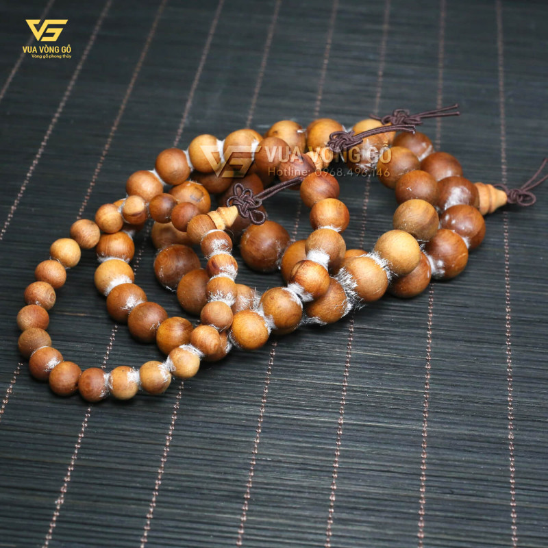 Sản phẩm vòng gỗ Hoàng Đàn mang lại mùi thơm ngọt như sâm, hỗ trợ thư giãn tinh thần và giấc ngủ sâu.