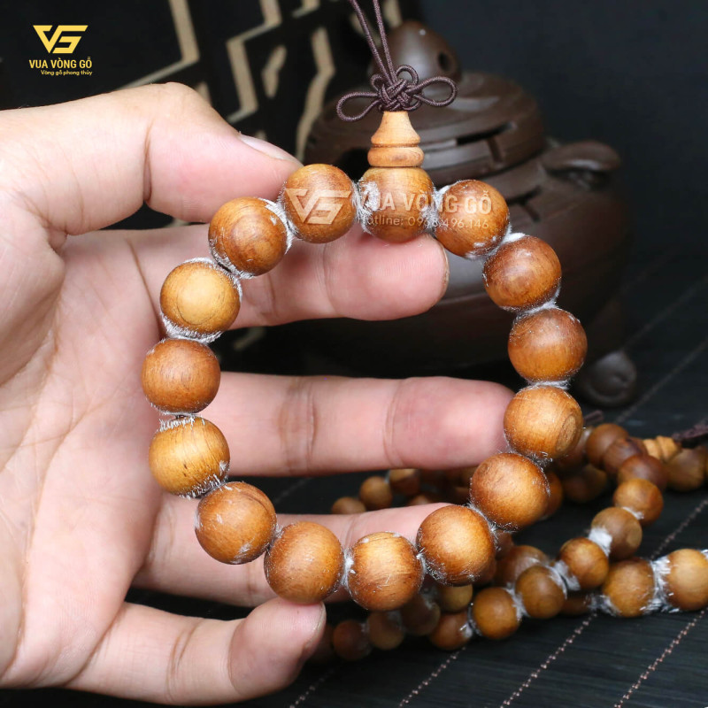 Vòng tay được làm từ gỗ Hoàng Đàn tuyết Lạng Sơn tuyển chọn, nổi bật với độ thơm và độ bền cao.