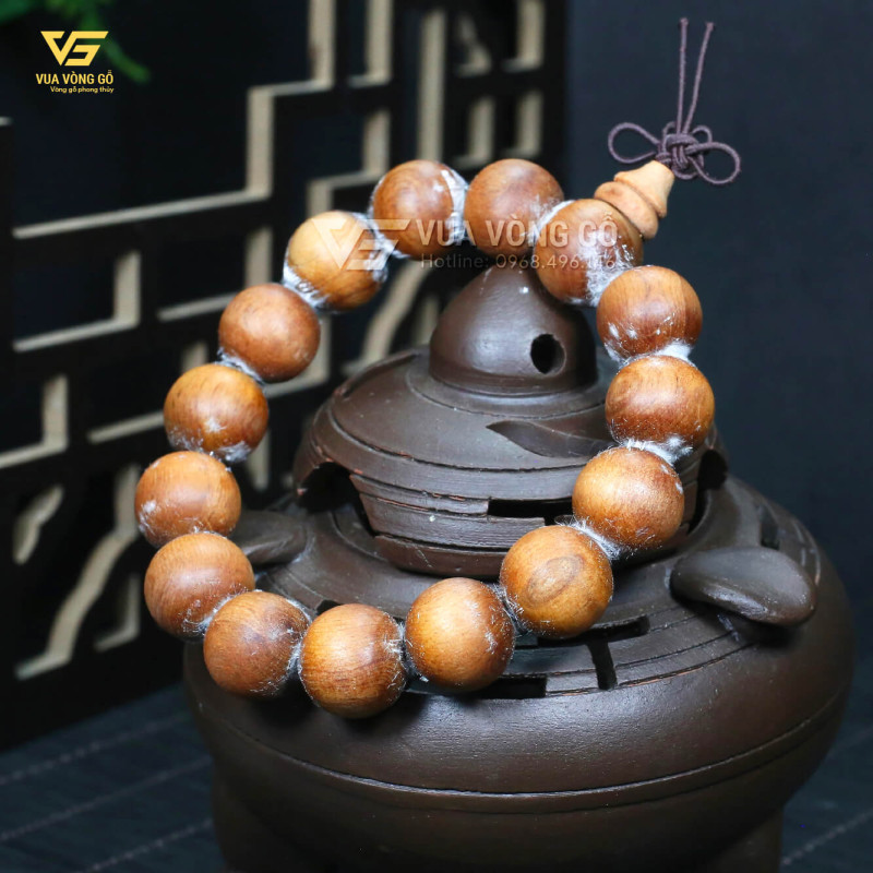 Vòng tay gỗ Hoàng Đàn tuyết không qua xử lý công nghiệp, giữ nguyên hương thơm và vân gỗ nguyên bản.