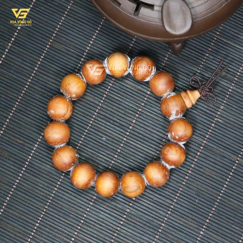 Vòng gỗ Hoàng Đàn tuyết Lạng Sơn được gia công để mộc 100%, không PU, hương thơm ngọt đậm như sâm.