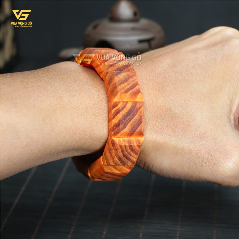Vòng gỗ Huyết Long bản lách để mộc 100%, màu cam đỏ nổi bật sang trọng