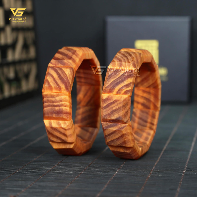 Vòng tay gỗ Huyết Long thấu quang, không phủ bóng, giữ vẻ mộc tự nhiên