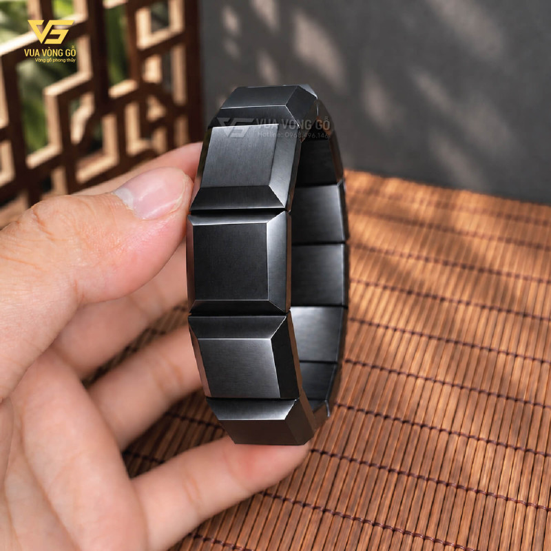 Vòng gỗ Mun Sừng Khánh Hòa bản lách vuông được gia công thủ công, để mộc 100%, không phủ bóng.