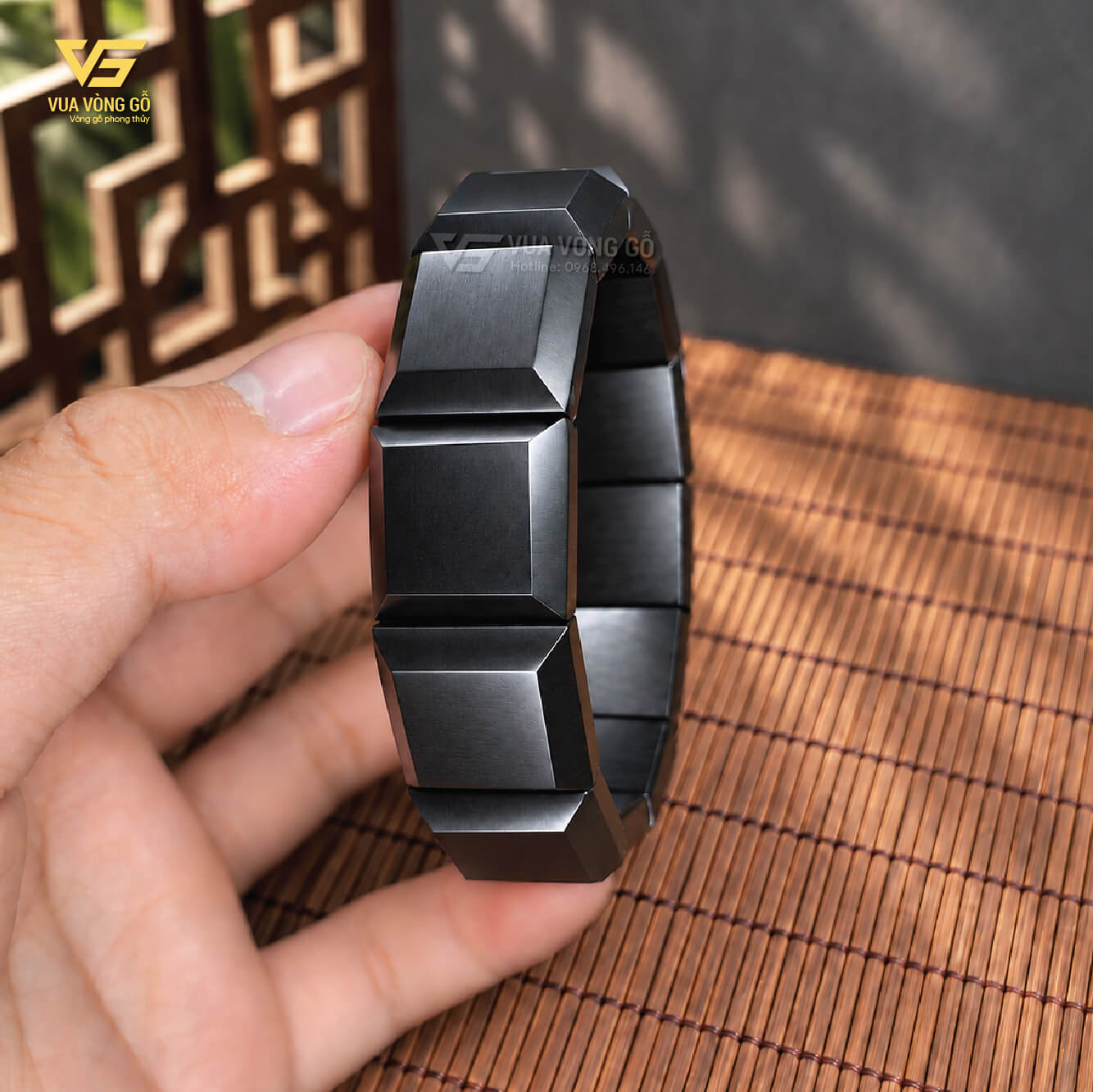 Vòng gỗ Mun Sừng Khánh Hòa bản lách vuông được gia công thủ công, để mộc 100%, không phủ bóng. Vòng gỗ Mun Sừng Khánh Hòa bản lách vuông được gia công thủ công, để mộc 100%, không phủ bóng.