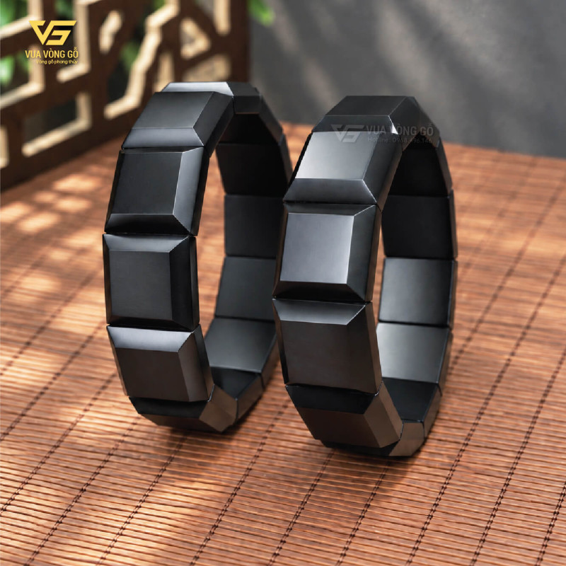 Vòng tay gỗ Mun Sừng Khánh Hòa bản lách vuông 15x15mm, 18x18mm với chất gỗ đanh nặng, đen tuyền tự nhiên.