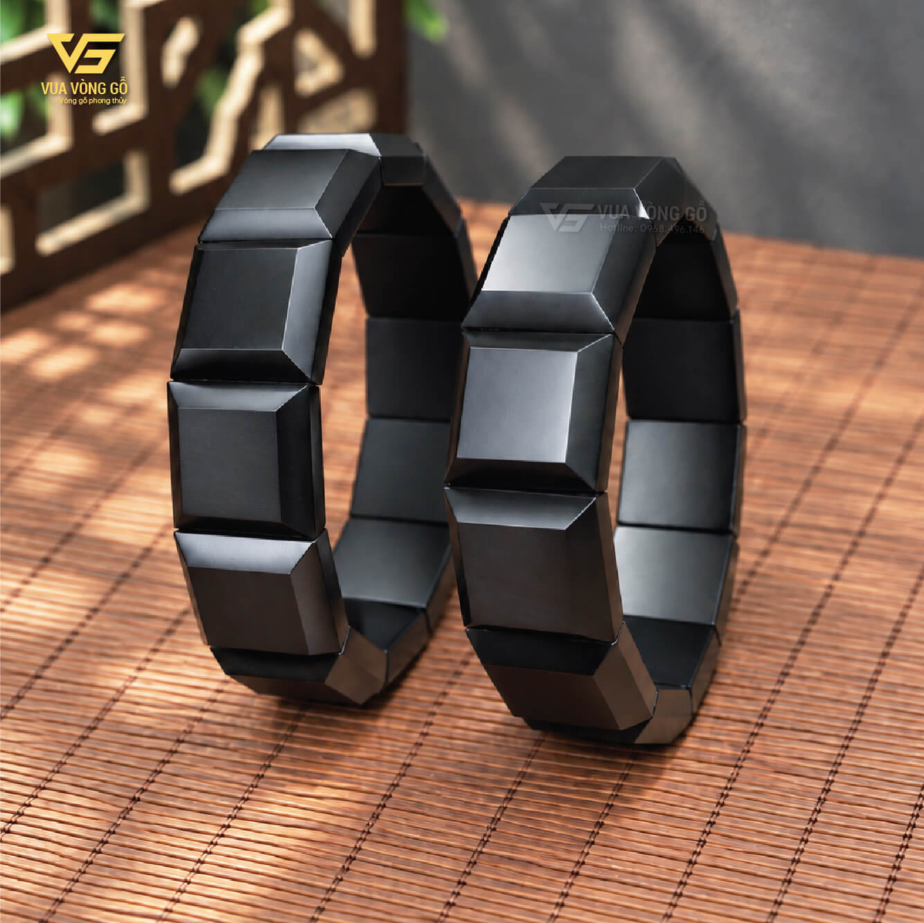 Vòng tay gỗ Mun Sừng Khánh Hòa bản lách vuông 15x15mm, 18x18mm với chất gỗ đanh nặng, đen tuyền tự nhiên.
