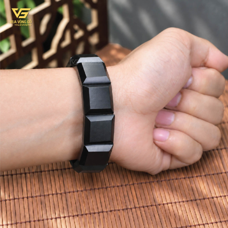 Vòng tay gỗ Mun Sừng Khánh Hòa size 15x15mm và 18x18mm, chất gỗ cứng chắc, không đánh keo phủ bóng.