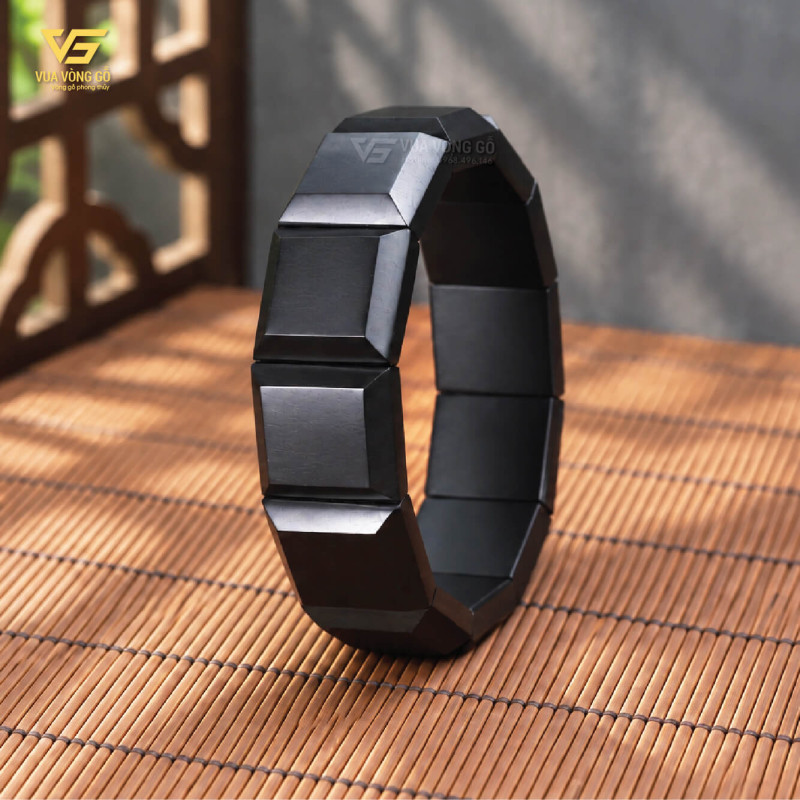 Vòng tay gỗ Mun Sừng bản lách vuông 18x18mm dành cho nam, chất gỗ đanh chắc, nặng và bền bỉ.