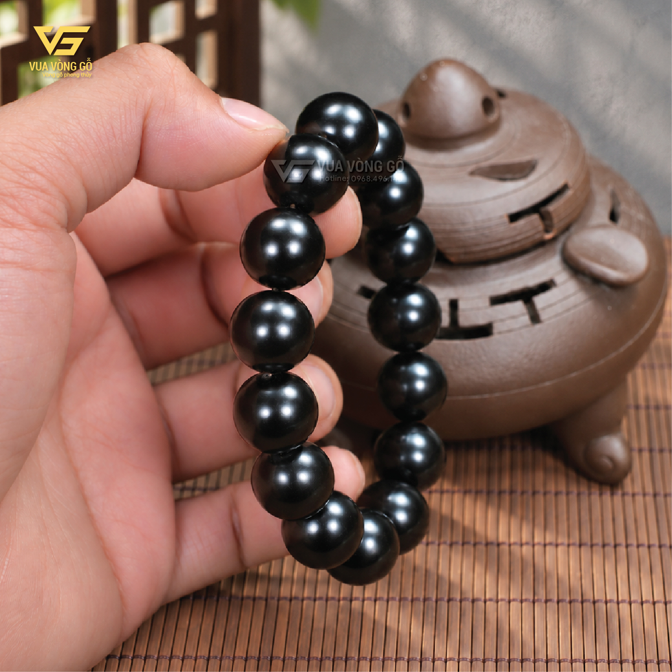 Vòng tay phong thủy gỗ Mun Sừng Khánh Hòa màu đen tự nhiên, thích hợp đeo hằng ngày hoặc làm quà tặng. Vòng tay phong thủy gỗ Mun Sừng Khánh Hòa màu đen tự nhiên, thích hợp đeo hằng ngày hoặc làm quà tặng.
