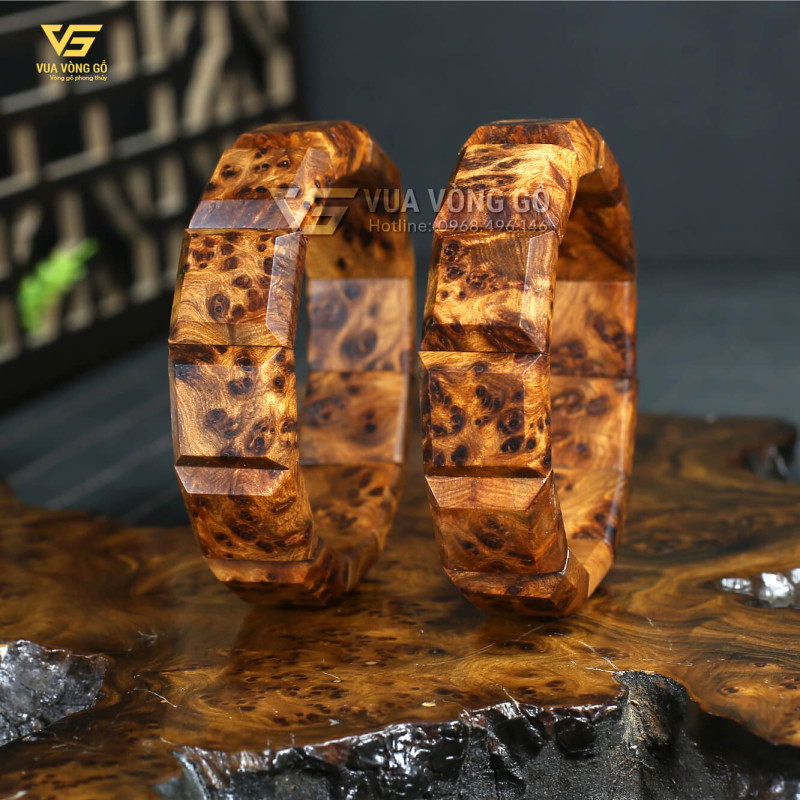 Vòng gỗ Nu Bách xanh bản lách 18x18mm vân xoắn chớp quý hiếm, chất gỗ già đanh chắc, thơm ngọt tự nhiên, để mộc 100% – phong thủy cao cấp.