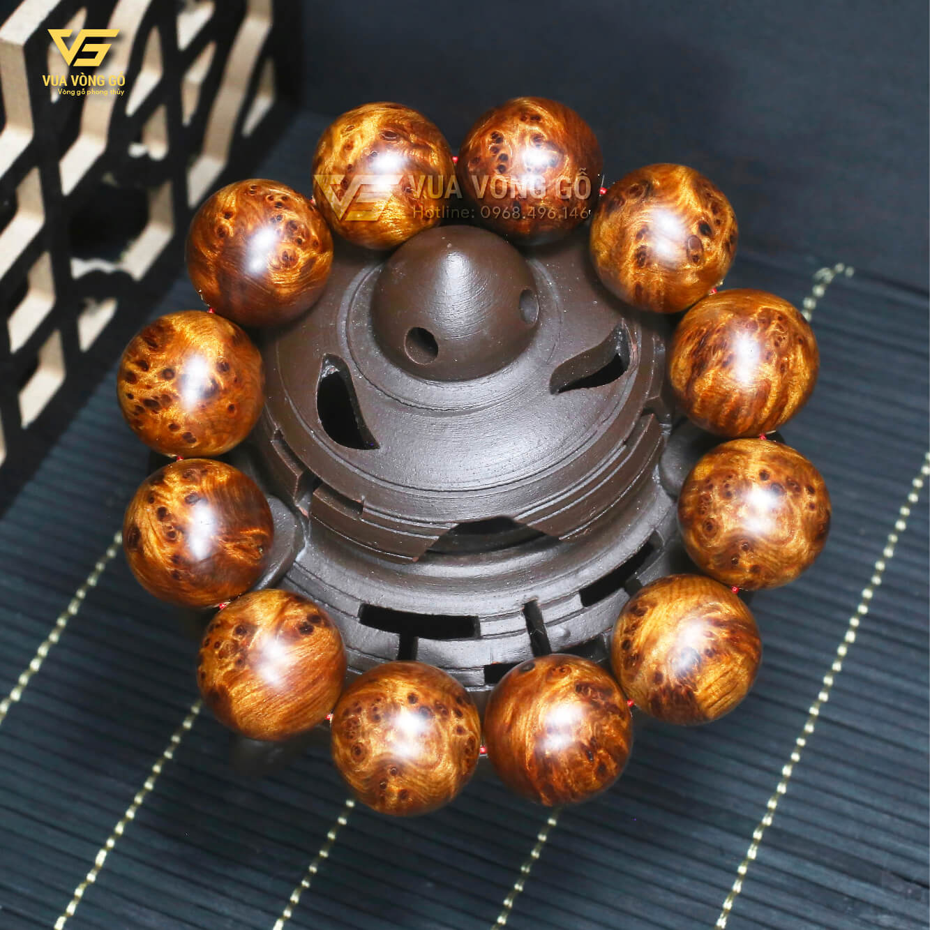 Vòng tay gỗ Nu Bách Xanh hạt 16 li, kiểu dáng tròn cổ điển, phù hợp cho nam giới tay vừa, nổi bật với vân nu hoa độc bản và màu sắc sang trọng.