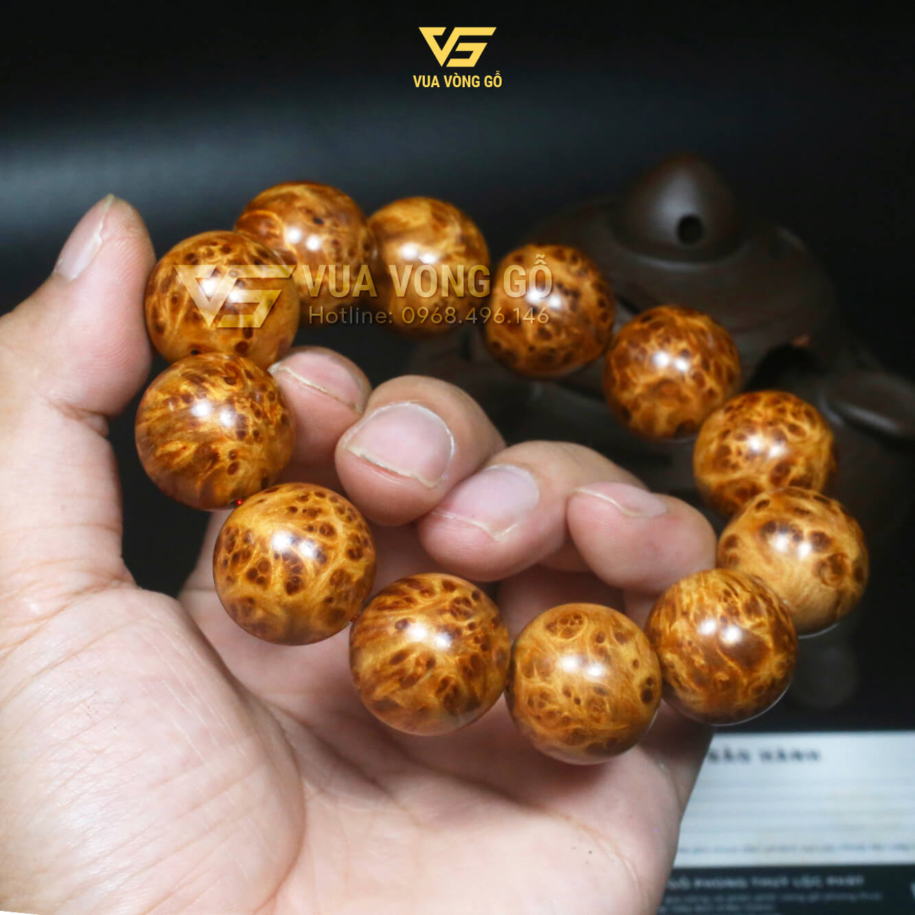 Vòng gỗ Nu Hoàng Bách vân hoa tứ diện đều từng hạt, càng đeo càng lên nước bóng đẹp và nổi vân gỗ rõ rệt.
