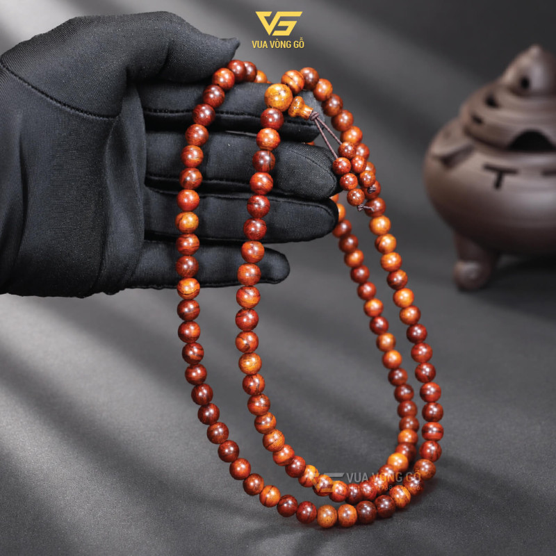 Tràng 108 hạt gỗ Sưa Đỏ Quảng Bình, lõi gỗ lâu năm có màu đỏ tím, vân tự nhiên và thơm dịu