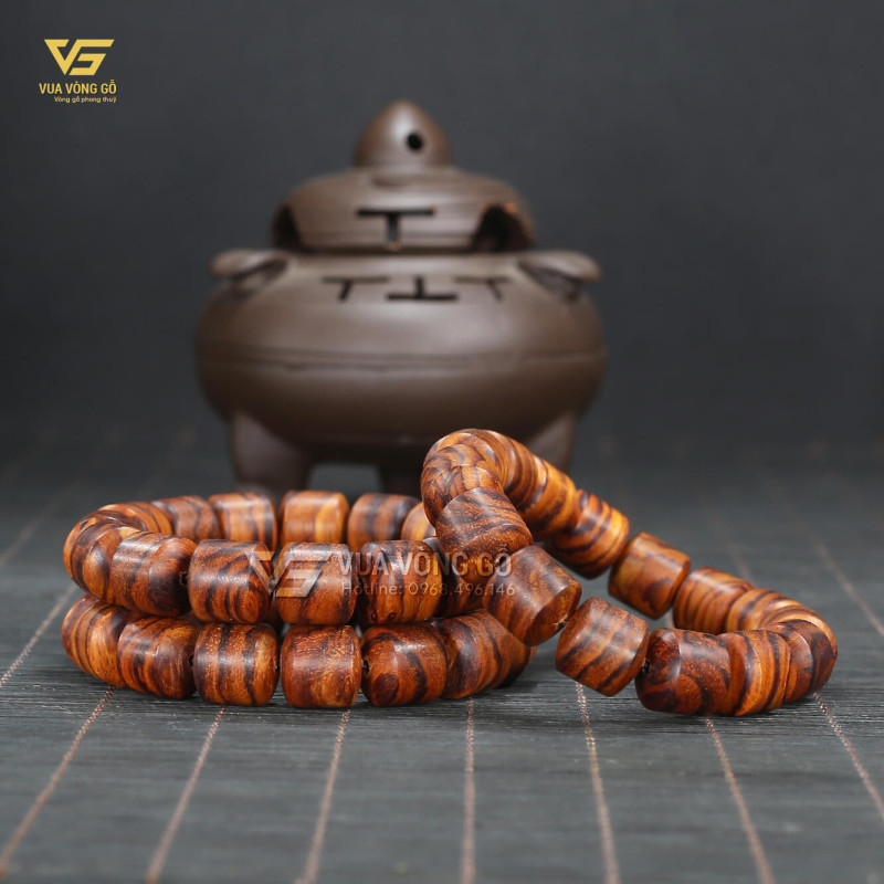 Vòng gỗ sưa đỏ lu thống 10mm nhỏ gọn tinh tế