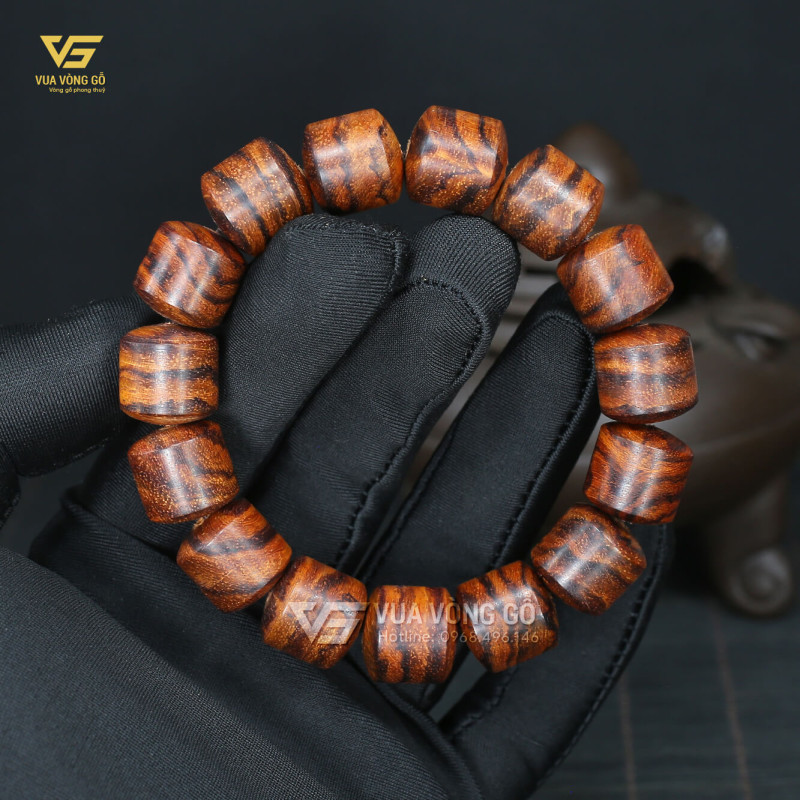 Vòng gỗ sưa đỏ lu thống vân đẹp